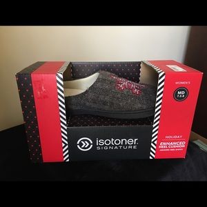 Isotoner signature women’s slippers Sz M 7 1/2-8